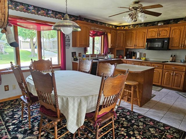706 7th St SE, Oelwein, IA 50662