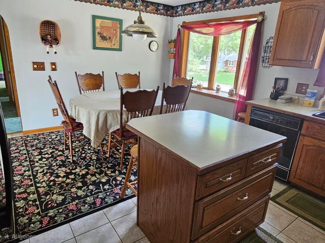 706 7th St SE, Oelwein, IA 50662