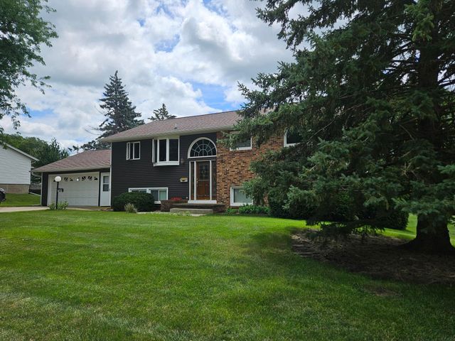 706 7th St SE, Oelwein, IA 50662