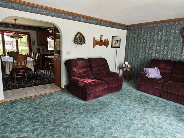 706 7th St SE, Oelwein, IA 50662