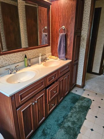 706 7th St SE, Oelwein, IA 50662