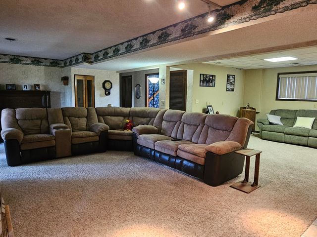 706 7th St SE, Oelwein, IA 50662