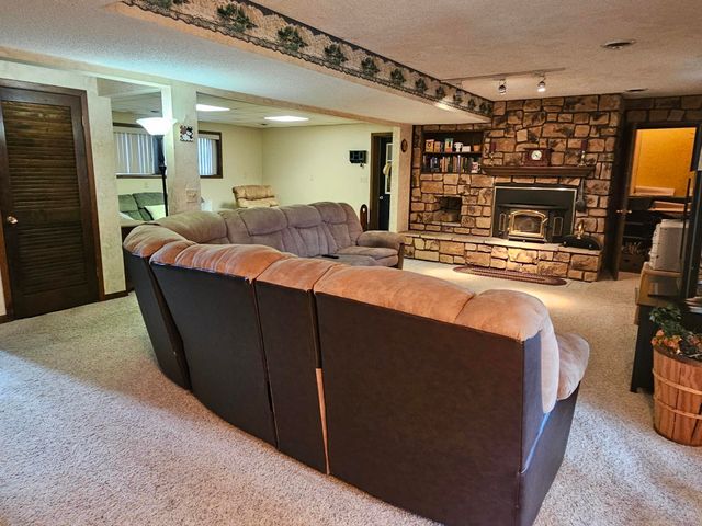706 7th St SE, Oelwein, IA 50662