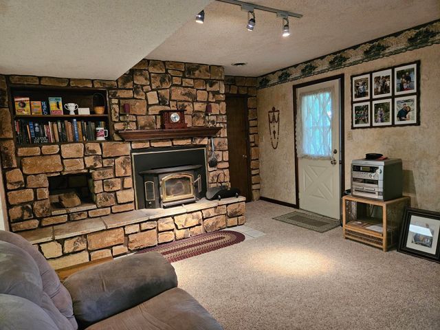 706 7th St SE, Oelwein, IA 50662