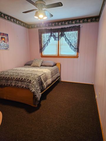 706 7th St SE, Oelwein, IA 50662