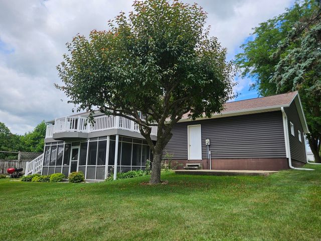 706 7th St SE, Oelwein, IA 50662