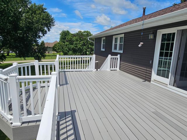 706 7th St SE, Oelwein, IA 50662