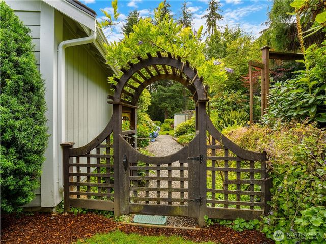 1102 136th St NW, Gig Harbor, WA 98332