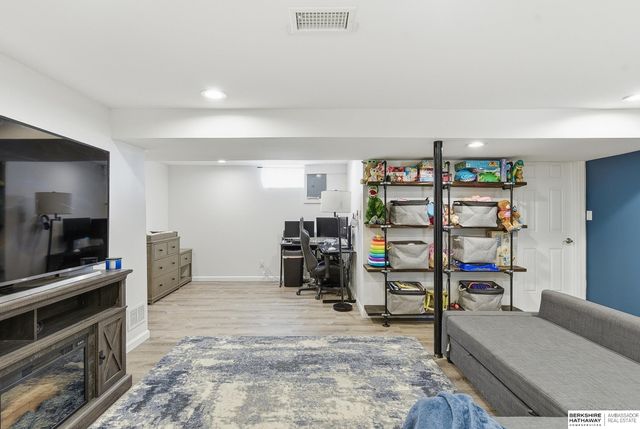 725 N Beadle Street, Papillion, NE 68046