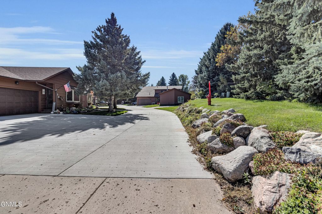 420 E Brandon Drive, Bismarck, ND 58503 photo 2