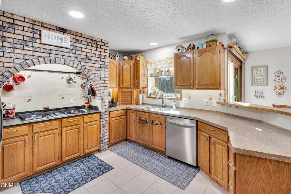 420 E Brandon Drive, Bismarck, ND 58503 photo 3
