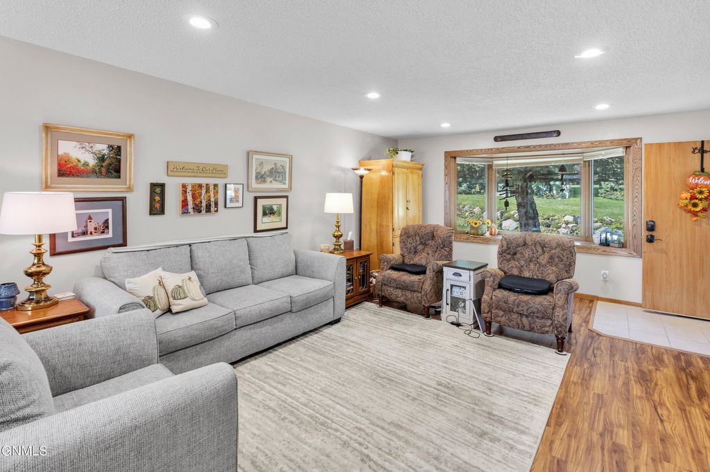 420 E Brandon Drive, Bismarck, ND 58503 photo 4