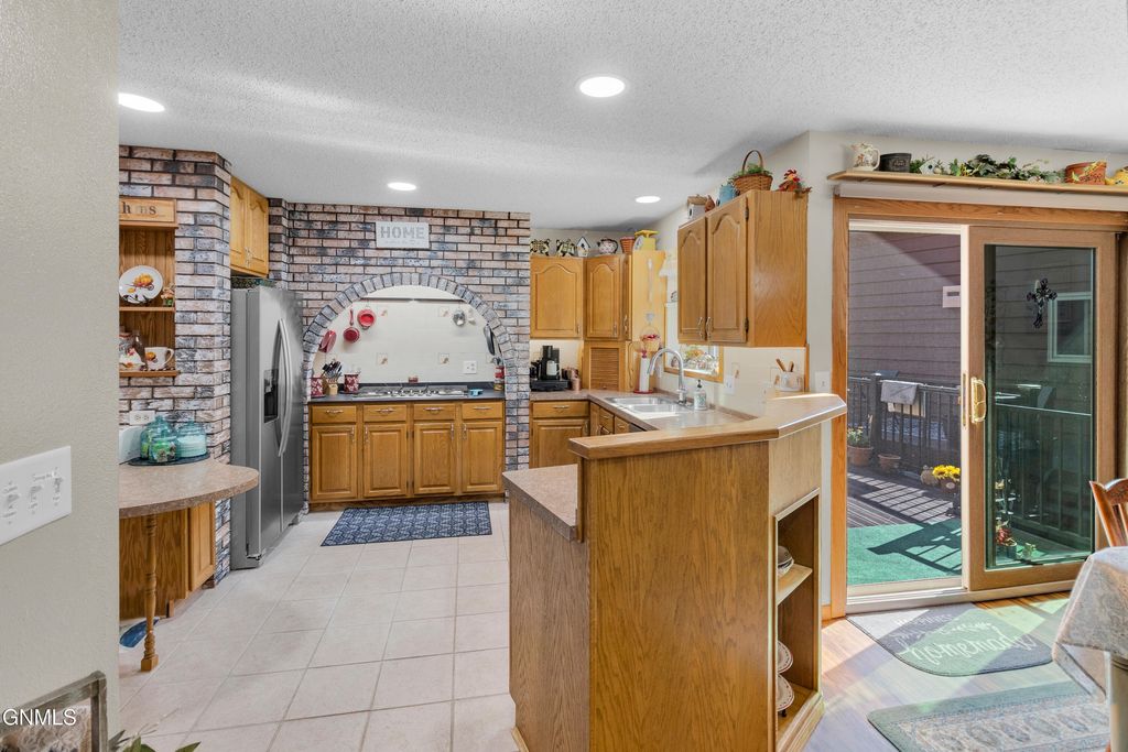 420 E Brandon Drive, Bismarck, ND 58503 photo 5