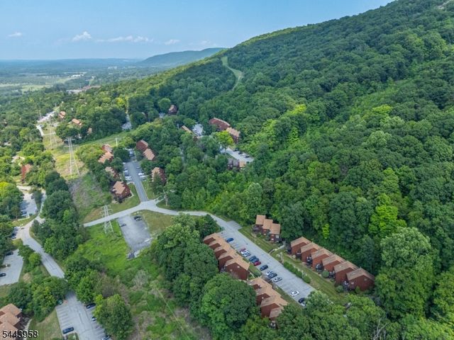 2 Steamboat Dr, Vernon Twp., NJ 07462