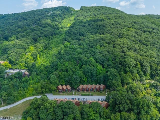 2 Steamboat Dr, Vernon Twp., NJ 07462