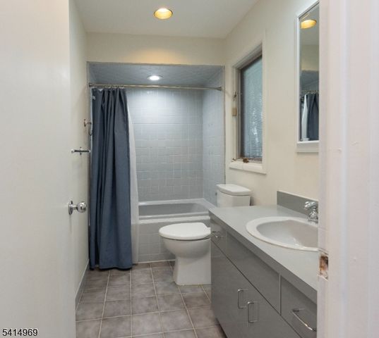 22 Post Ln, Livingston Twp., NJ 07039