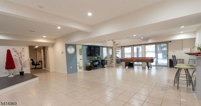 22 Post Ln, Livingston Twp., NJ 07039