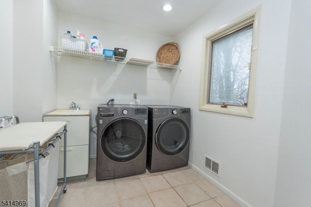 22 Post Ln, Livingston Twp., NJ 07039