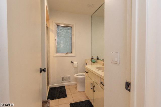22 Post Ln, Livingston Twp., NJ 07039