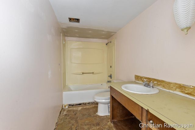 1211 W Frank Drive, Greenville, MI 48838