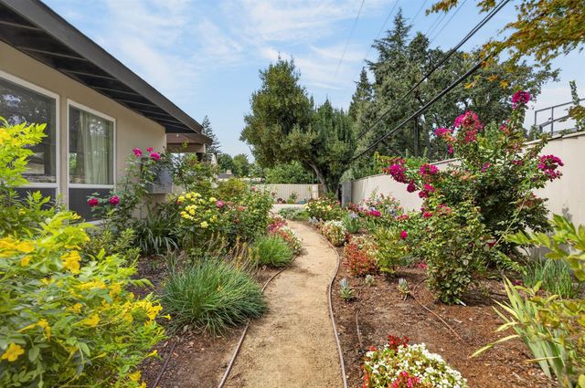 211 Callnon Ct, Sacramento, CA 95864
