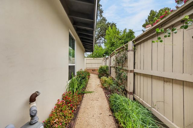 211 Callnon Ct, Sacramento, CA 95864
