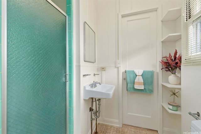 2947 Manoa Road, Honolulu, HI 96822