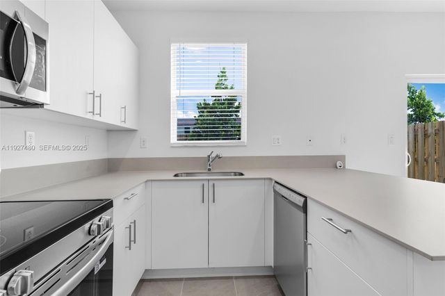 2665 SE 28th St, Homestead, FL 33035