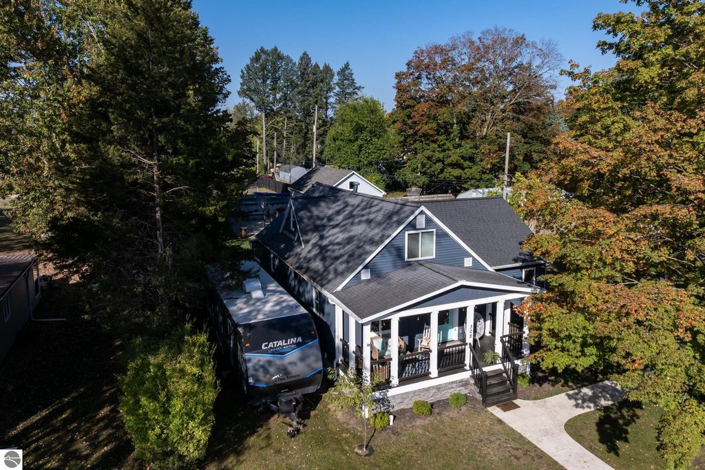 Image 2 of property listing at 308 S 3rd Street, Shepherd, MI 48883