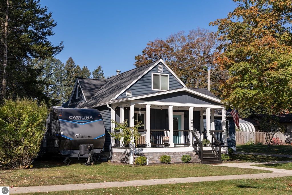 Image 9 of property listing at 308 S 3rd Street, Shepherd, MI 48883