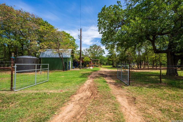 11259 N State Highway 80, Leesville, TX 78122