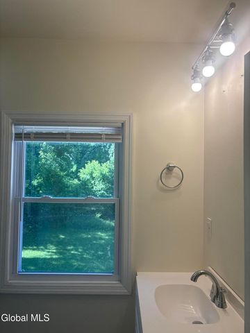 618 Kenwood Avenue, Bethlehem, NY 12054