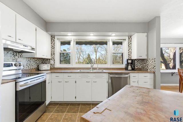 2016 S Elmwood Ave Avenue, Sioux Falls, SD 57105