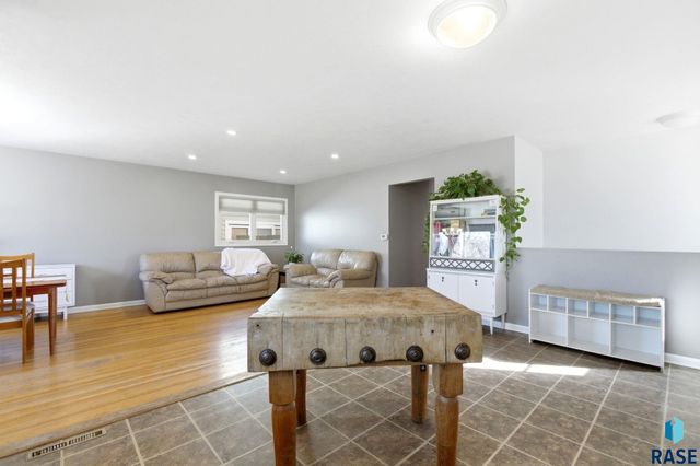 2016 S Elmwood Ave Avenue, Sioux Falls, SD 57105