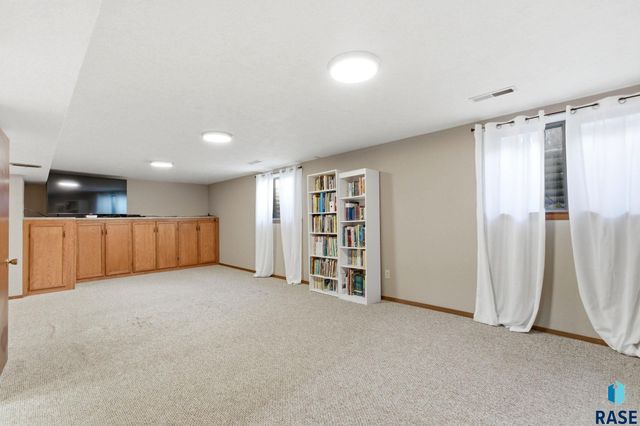 2016 S Elmwood Ave Avenue, Sioux Falls, SD 57105