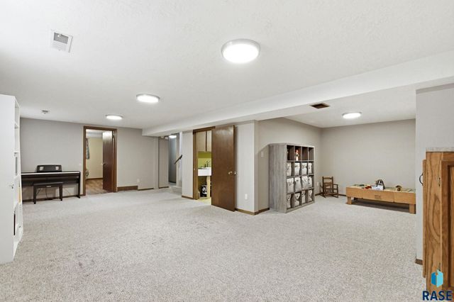 2016 S Elmwood Ave Avenue, Sioux Falls, SD 57105