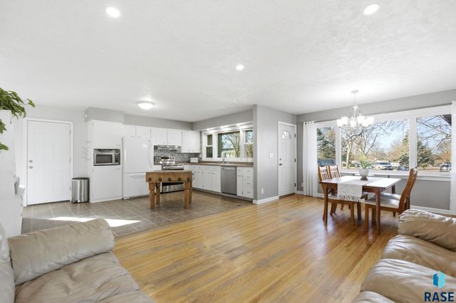 2016 S Elmwood Ave Avenue, Sioux Falls, SD 57105