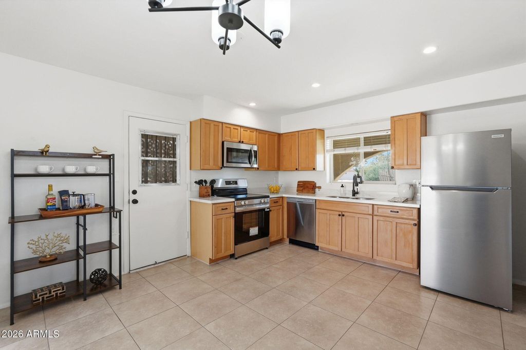 Image 10 of property listing at 2201 E GRETTA Place, Phoenix, AZ 85022