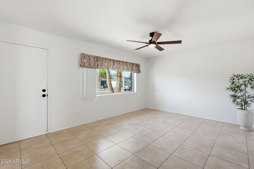 Image 11 of property listing at 2201 E GRETTA Place, Phoenix, AZ 85022