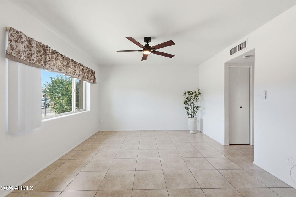 Image 13 of property listing at 2201 E GRETTA Place, Phoenix, AZ 85022