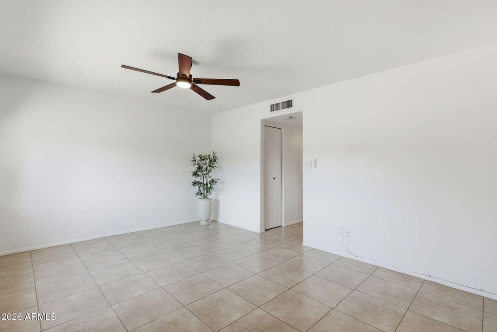 Image 15 of property listing at 2201 E GRETTA Place, Phoenix, AZ 85022