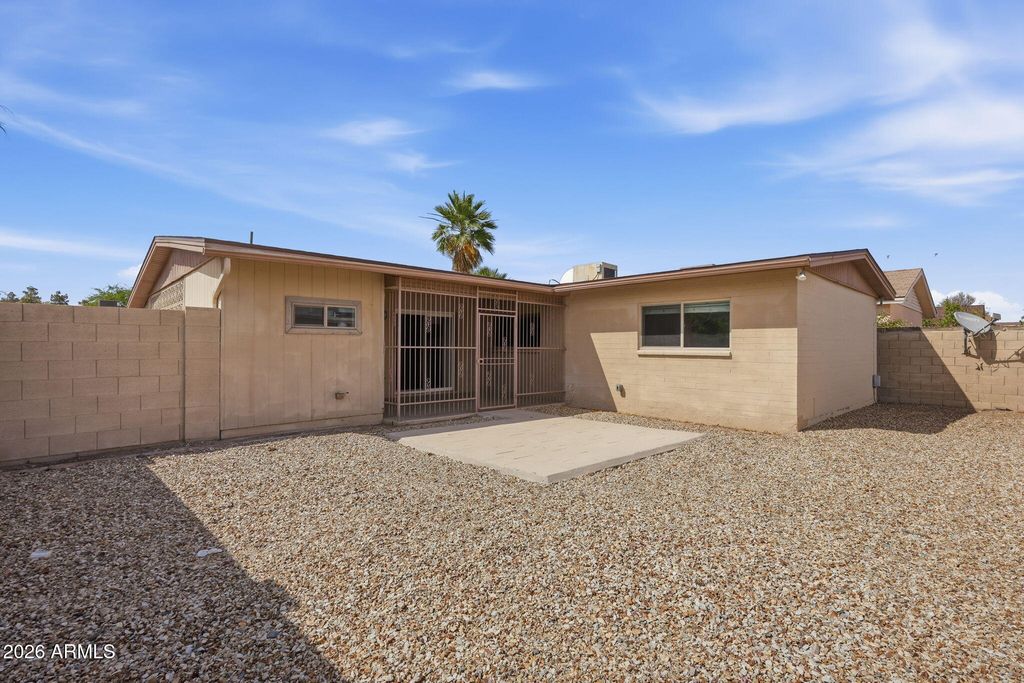 Image 32 of property listing at 2201 E GRETTA Place, Phoenix, AZ 85022