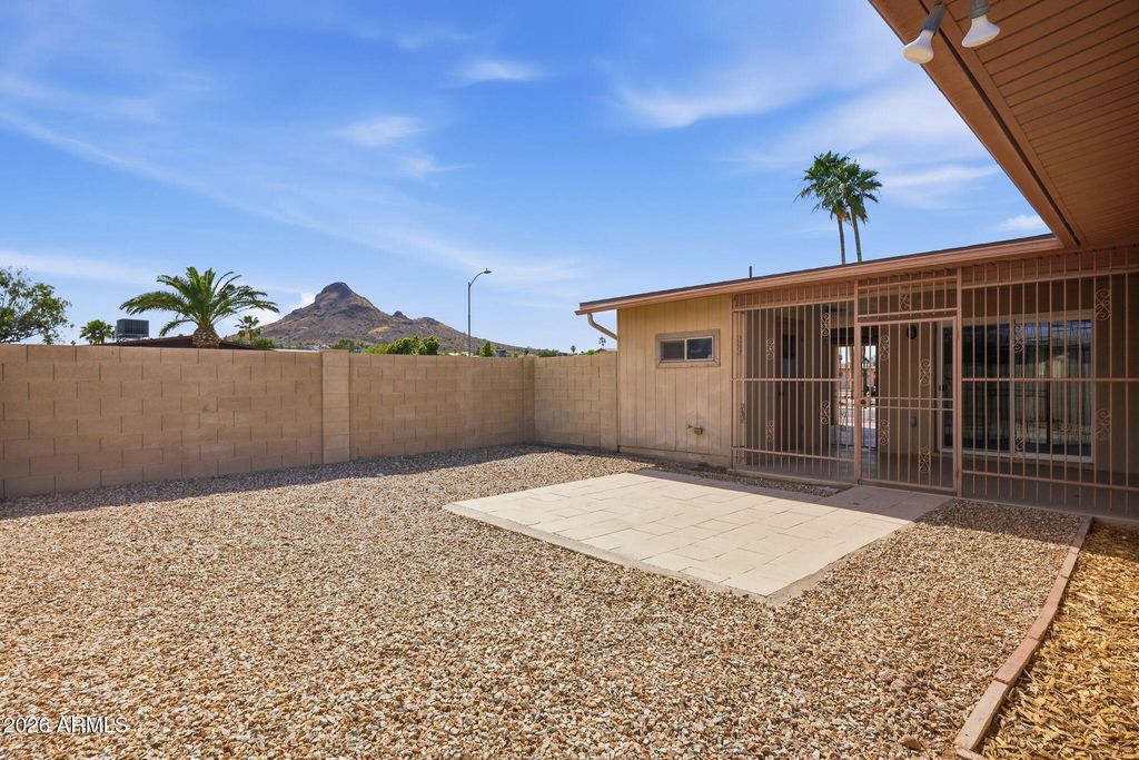 Image 33 of property listing at 2201 E GRETTA Place, Phoenix, AZ 85022