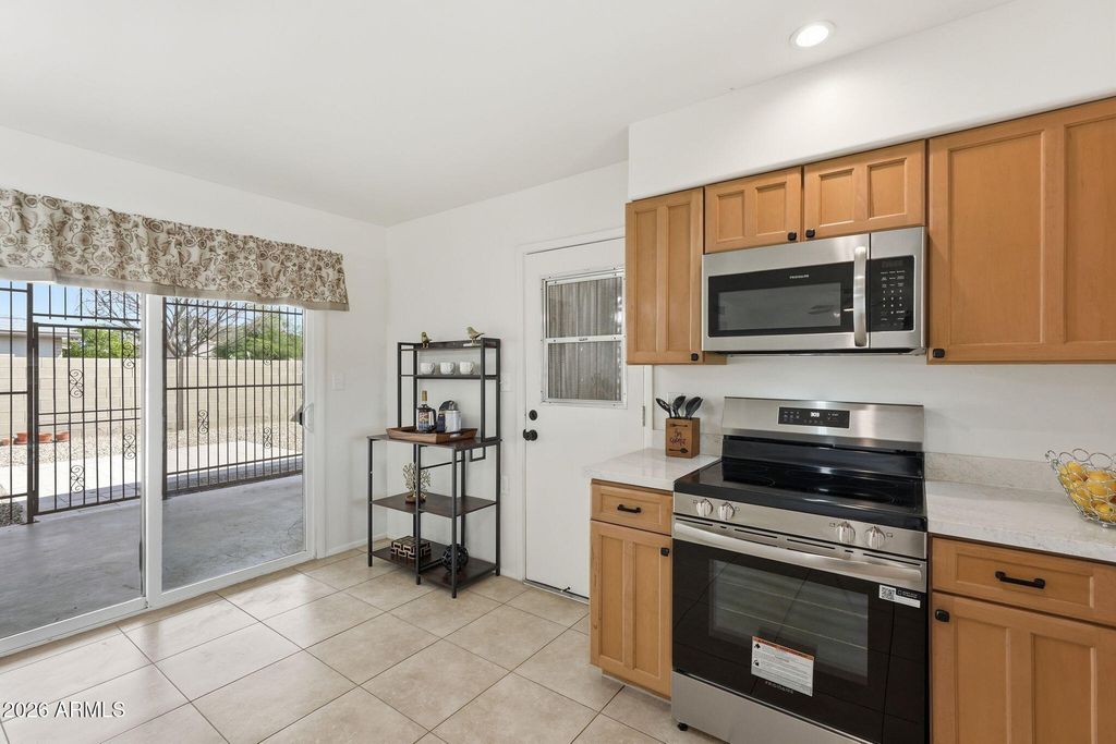 Image 5 of property listing at 2201 E GRETTA Place, Phoenix, AZ 85022