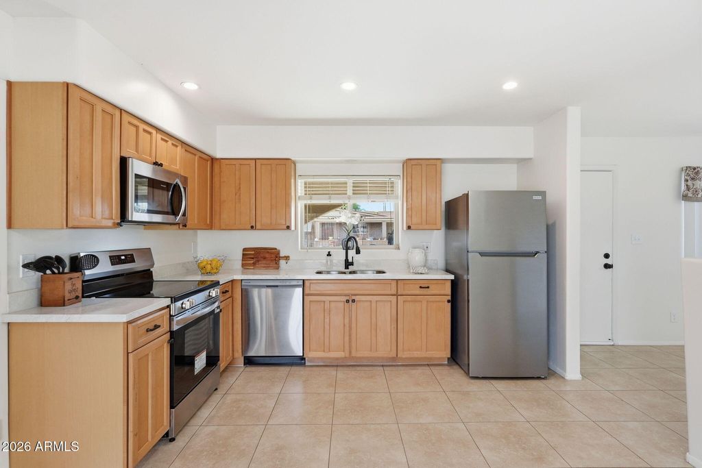 Image 9 of property listing at 2201 E GRETTA Place, Phoenix, AZ 85022