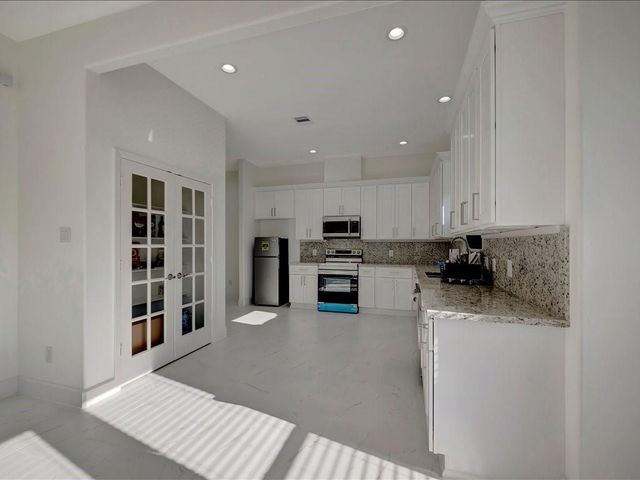 345 Edgewater Drive, Livingston, TX 77351