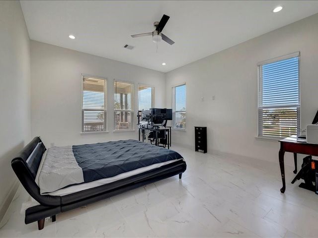 345 Edgewater Drive, Livingston, TX 77351