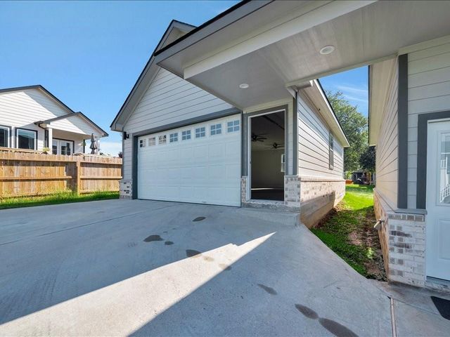 345 Edgewater Drive, Livingston, TX 77351