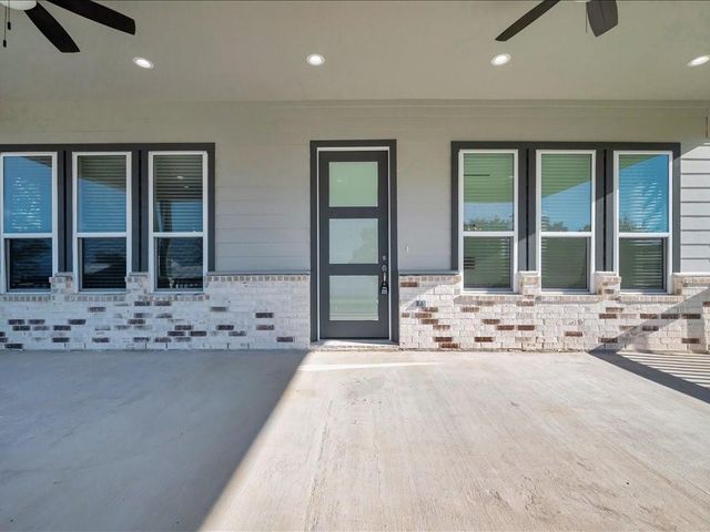 345 Edgewater Drive, Livingston, TX 77351