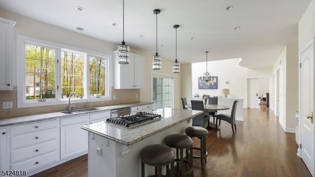 5 Longford Ct, Warren Twp., NJ 07059